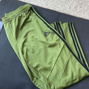ADIDAS tapered fit pant 👖